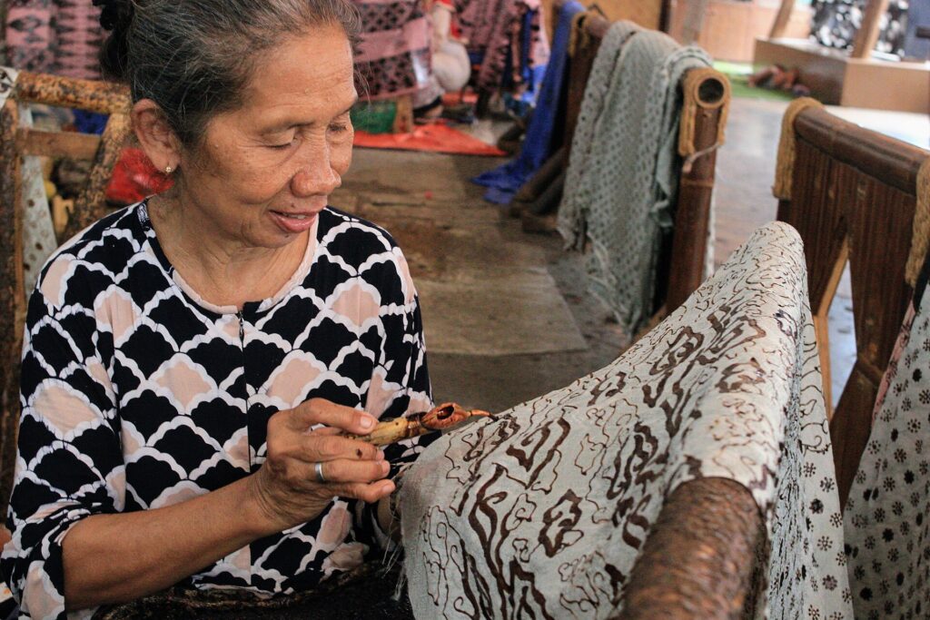 File:Batik Artisan Applying Wax with Canting in Trusmi Cirebon Indonesia.jpg