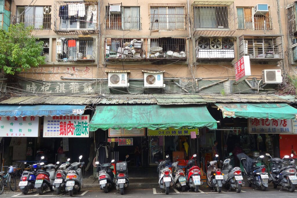 File:Apton aircon outdoor units on Da'an Road 20140407a.jpg