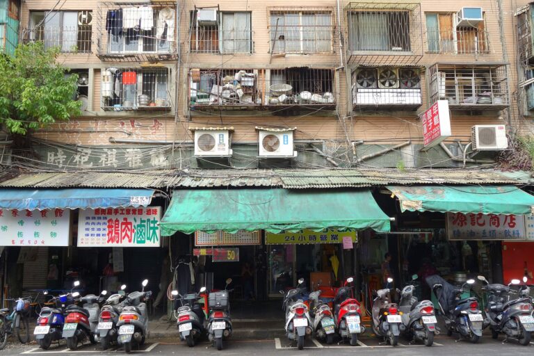 File:Apton aircon outdoor units on Da'an Road 20140407a.jpg